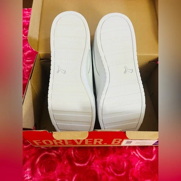 New Puma Women's White and Gold court Sneakers Size 8 - Picture 5 of 11